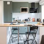 Logis à 5 Min De L'autoroute A10, Balcon&parking Privé Apartamento
