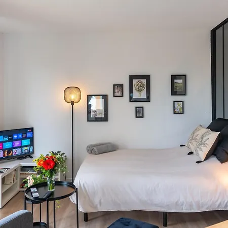 Logis Verde, 5 Minutes De L'autoroute A10, Balcon & Parking Prive Chatellerault